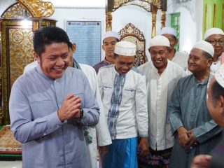 Susuri Lorong Kedukan Kelurahan 5 Ulu Palembang, Herman Deru Safari Jumat di Masjid Mujahidin