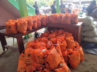 Bupati Bersama BPBD OKU Timur Berikan Bantuan Bencana Angin Puting Beliung