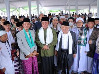 Herman Deru dan Keluarga Sholat Ied Berjemaah Bersama Ribuan Umat Muslim di Masjid Agung Palembang