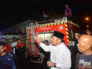 Usai Gelar Sholat Tarawih, Herman Deru  Langsung Tinjau Lokasi Kebakaran di Kelurahan 27 Ilir Kecamatan IB II Palembang