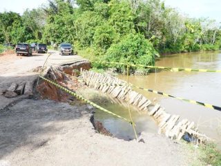 Tinjau Ruas Jalan Provinsi Penghubung OI-OKU yang Amblas, Dinas PUBMTR Diinstruksikan Segera Lakukan Perbaikan