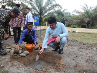 Letakan Batu Pertama Pembangunan Gedung MWC NU Kelingi IV-D Kabupaten MURA