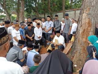 Pj Bupati Apriyadi Antar Langsung Mendiang Wakil Ketua Baznas Muba ke Pemakaman