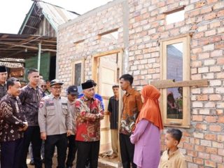 Pj Bupati Apriyadi Tinjau Pembangunan Bedah Rumah Warga di Kecamatan Babat Supat
