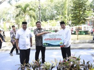 Gubernur Herman Deru Serahkan Bantuan 10 Unit Mart-Booth Dorong BSB Pemberdayaan Ekonomi Masyarakat Sekitar Masjid