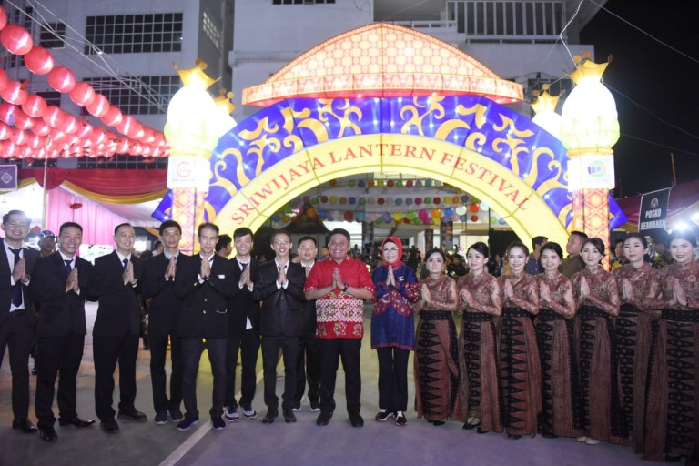 Herman Deru Buka Sriwijaya Lantern Festival