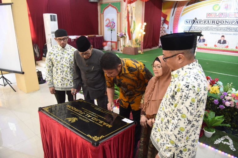 Hadiri Milad SIT Al Furqon, Herman Deru Tandatangani Prasasti Peresmian  Masjid Al- Furqon