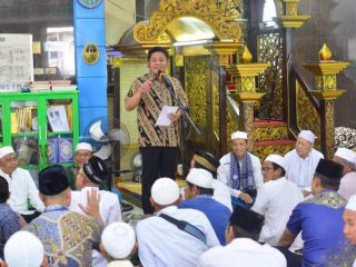 Safari Jumat di Masjid Nur Ramadhan, Herman Deru Disambut Antusias Para Jemaah