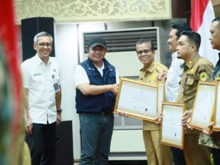 Gubernur Herman Deru Beri Penghargaan Kab/Kota Terbaik yang Berkontribusi pada Peningkatan Pertanian Sumsel