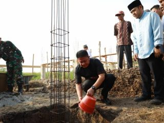 Herman Deru Letakan Batu Pertama Gedung Madrasah Aliyah Al- Minhajul Islamiyah Pulo Kerto Gandus