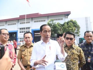 Presiden Jokowi Berikan Bantuan Mobil Listrik Ke SMK Negeri 2 Palembang