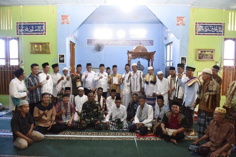 Pj Gubernur Sumatera Selatan Agus Fatoni Berikan Bantuan Masjid Istiqomah Tanjung Dalam OKU